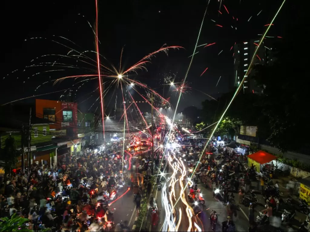 Suasana pesta kembang api saat malam tahun baru di kawasan Tanah Abang, Jakarta. (ANTARA FOTO/Rivan Awal Lingga)