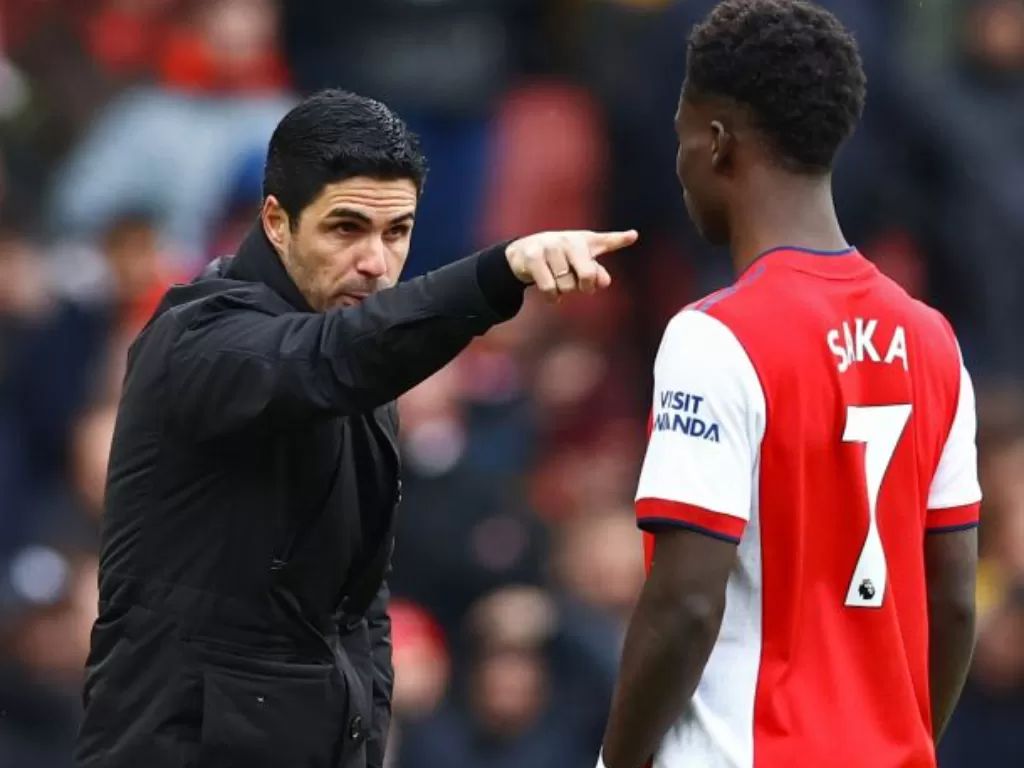 Pelatih Arsenal Mikel Arteta (kiri) memberikan instruksi kepada pemainnya Bukayo Saka dalam laga pekan ke 13 LIga Inggris, di Stadion Emirates, London, Inggris, Sabtu (27/11/2021). (ANTARA FOTO/Reuters-/David Klein/hp)