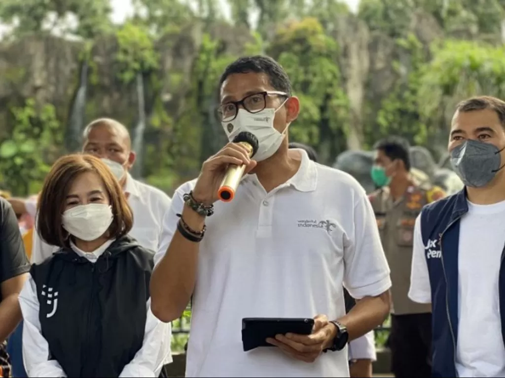 Kemenparekaf) Sandiaga Uno saat melakukan peninjauan tempat wisata di Taman Margasatwa Ragunan di Jakarta. (ANTARA/Hreeloita Dharma Shanti)