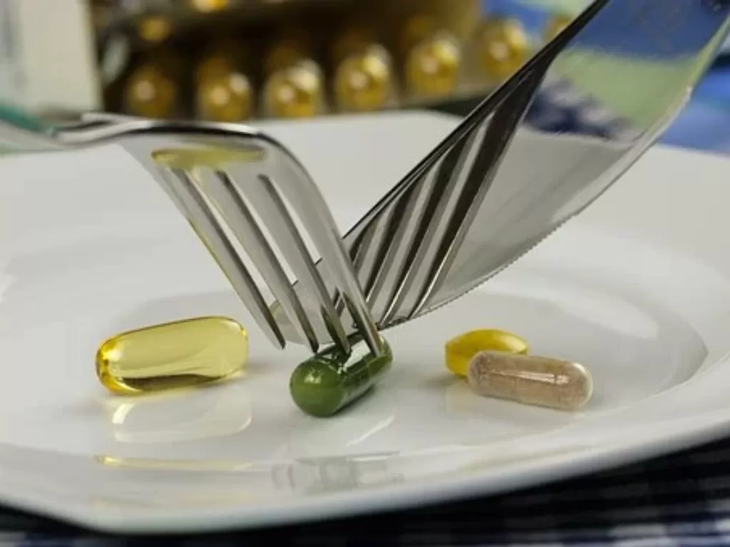 Ilustarsi mengkonsumsi obat diet (Pixabay/Bru-nO)