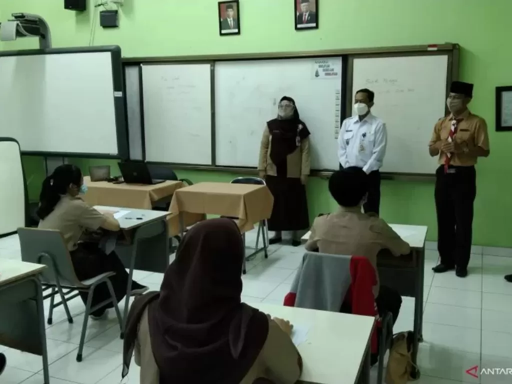 Pelajar mengikuti Pembelajaran Tatap Muka (PTM) terbatas di salah satu sekolah di Jakarta Selatan, Rabu (7/4/2021). ANTARA/Dewa Ketut Sudiarta Wiguna
