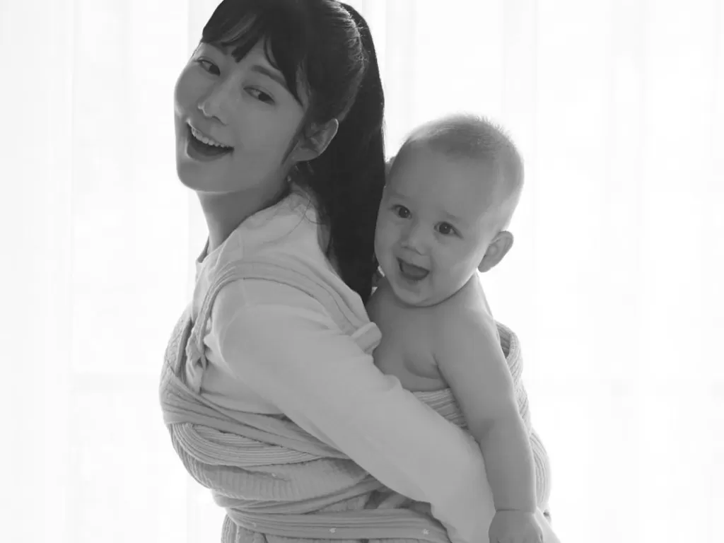 Sayuri dan bayi yang dilahirkannya lewat bank sperma. (Instagram @sayuriakon13)