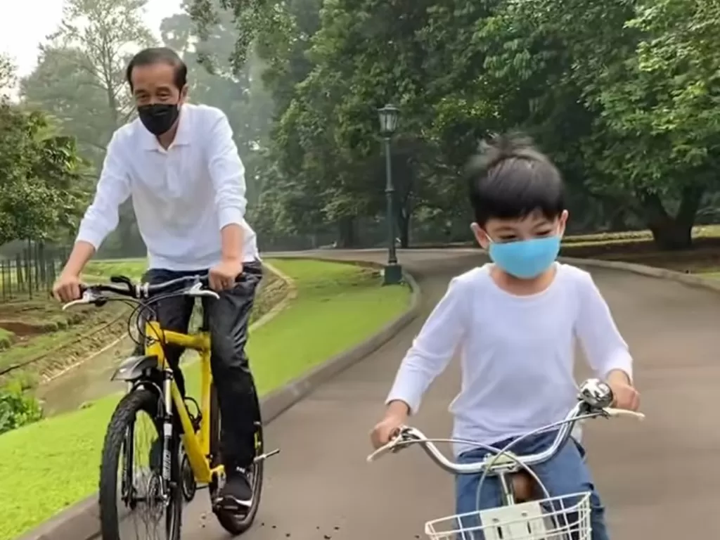 Jokowi sepedaan dengan cucunya, Jan Ethes. (YouTube/Sekretariat Presiden)