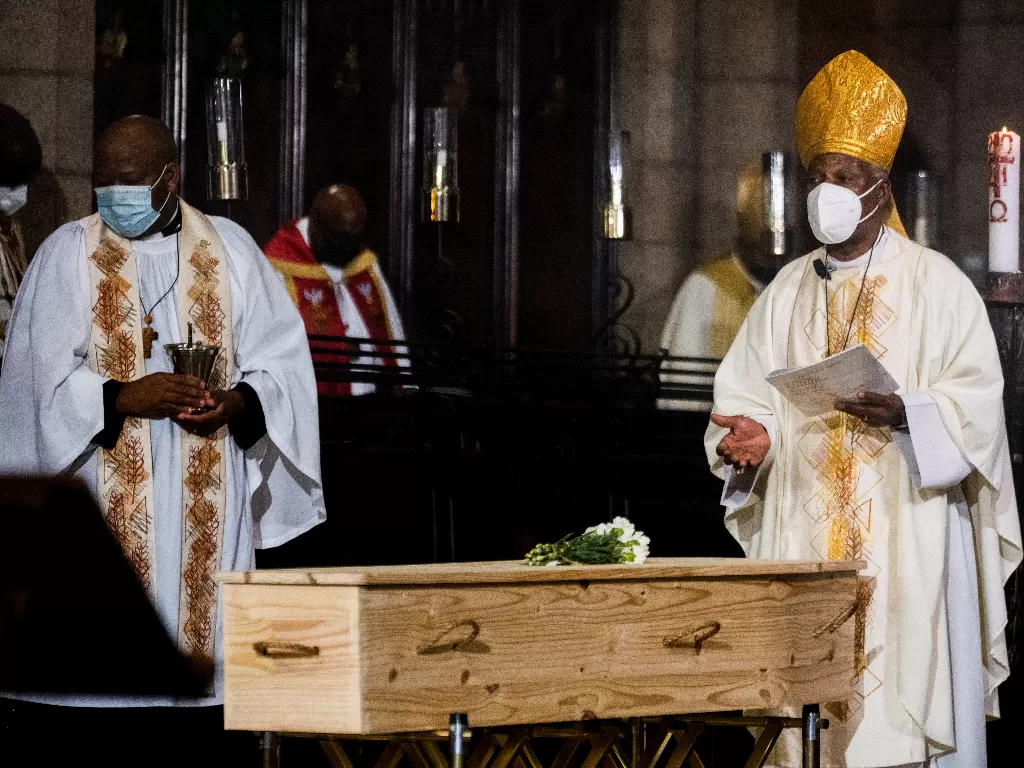 Pendeta berdoa di samping peti mati Uskup Agung Desmond Tutu selama upacara pemakamannya di Katedral St George di Cape Town, Afrika Selatan. (Jaco Marais/Pool via REUTERS)