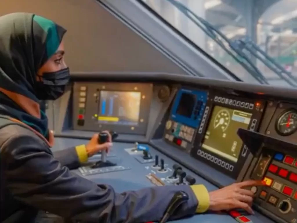 Wanita Saudi saat menjalani pelatihan sebagai masinis kereta cepat Haramain Express. (Foto/@SRP_KSA video)