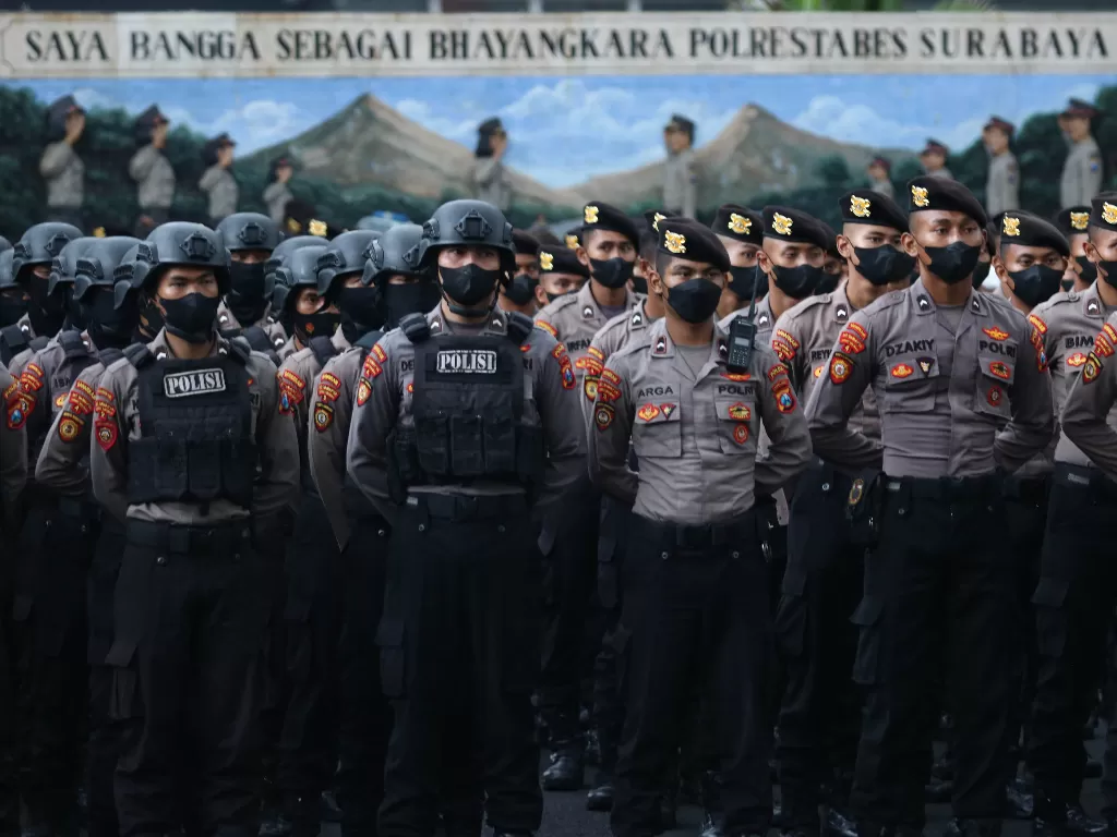 Polisi mengikuti apel pasukan di Polrestabes Surabaya, Jawa Timur, Jumat (31/12/2021).  (ANTARA FOTO/Didik Suhartono)
