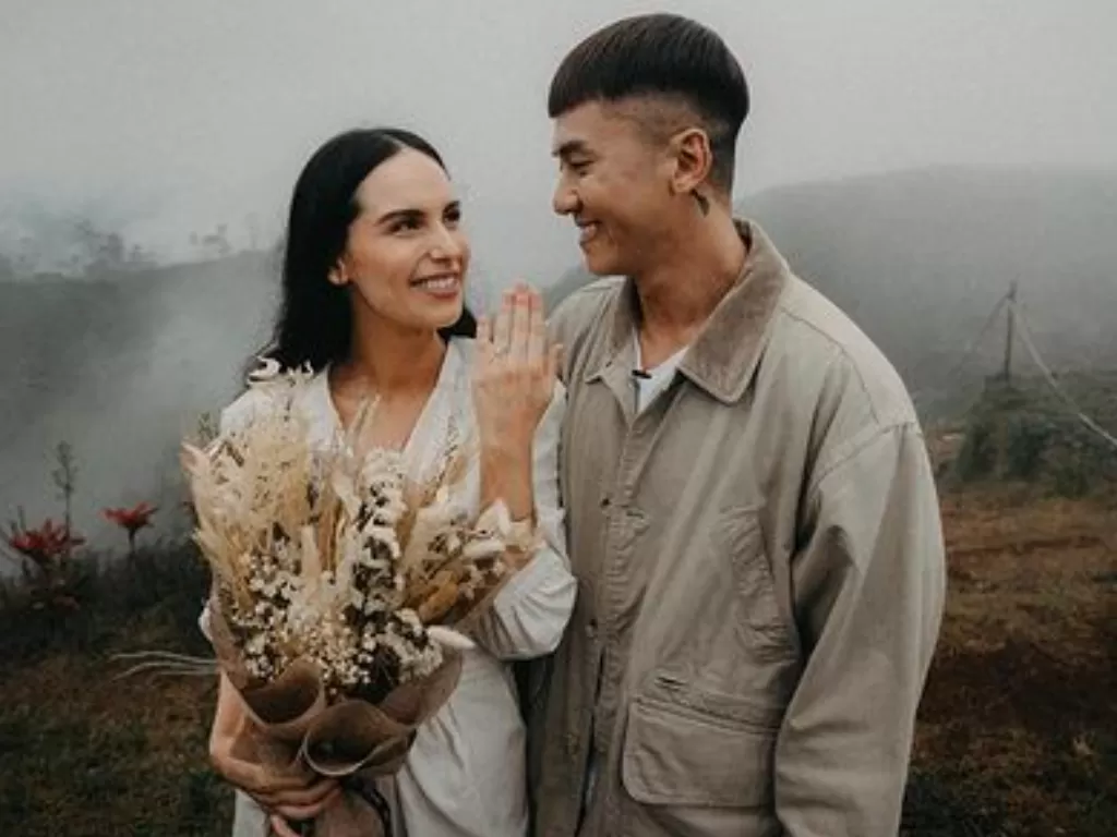 Rafael Tan resmi melamar sang kekasih, Sabina Paz. (Instagram/@topoto.photography)