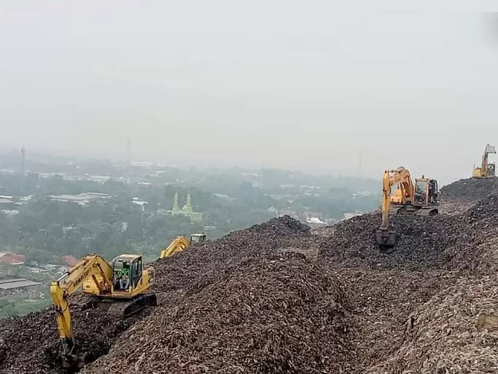 Ekskavator memilah sampah di TPST Bantargebang. (Dok. Dinas Lingkungan Hidup Pemprov DKI Jakarta)
