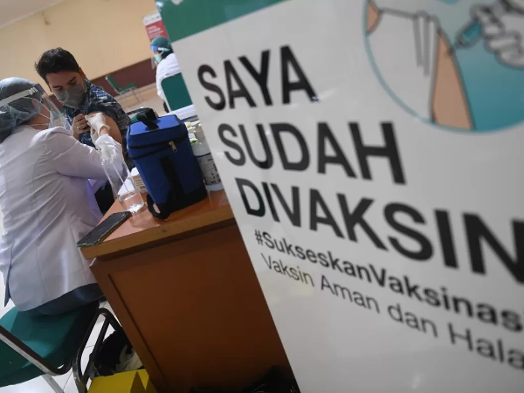 Tenaga medis menyuntikkan vaksin Sinopharm saat kegiatan vaksinasi COVID-19 untuk ekspatriat di Gelanggang Remaja Tanjung Priok, Jakarta. (ANTARA FOTO/Akbar Nugroho Gumay)