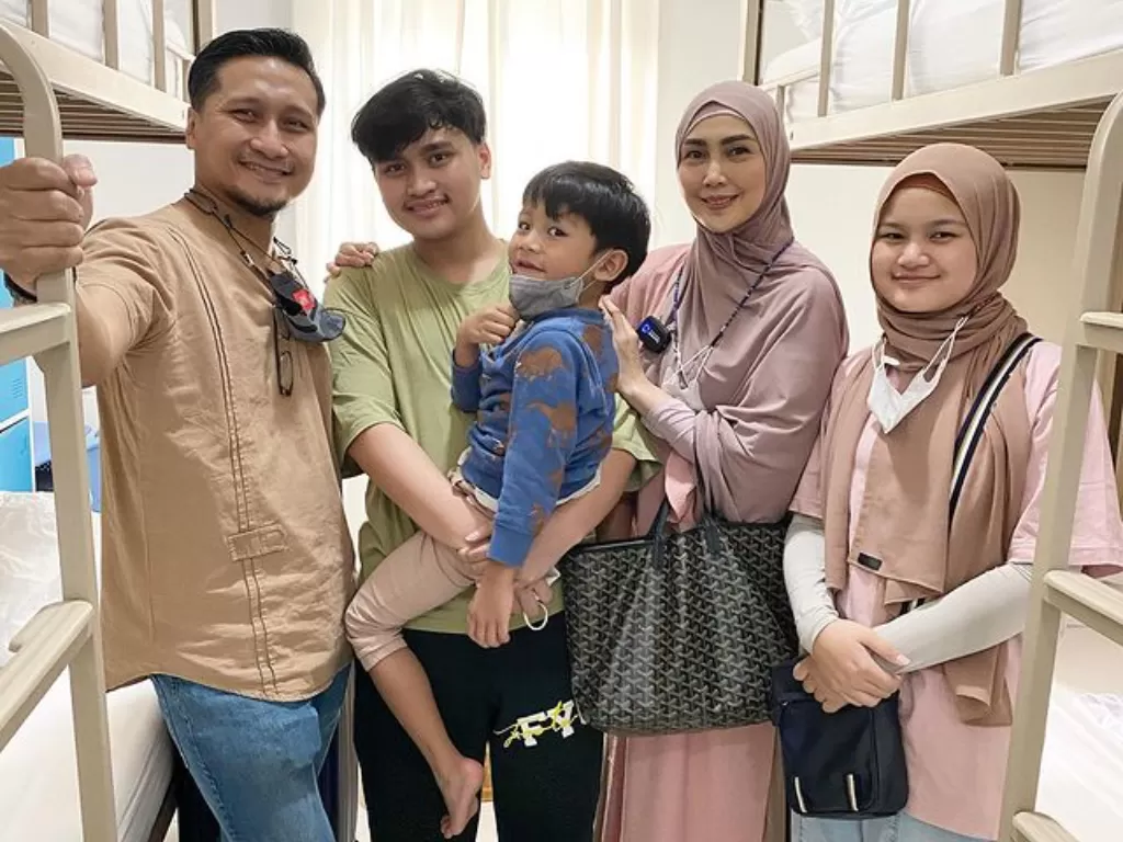 Keluarga Arie Untung dan Fenita Arie. (Instagram/@fenitarie)