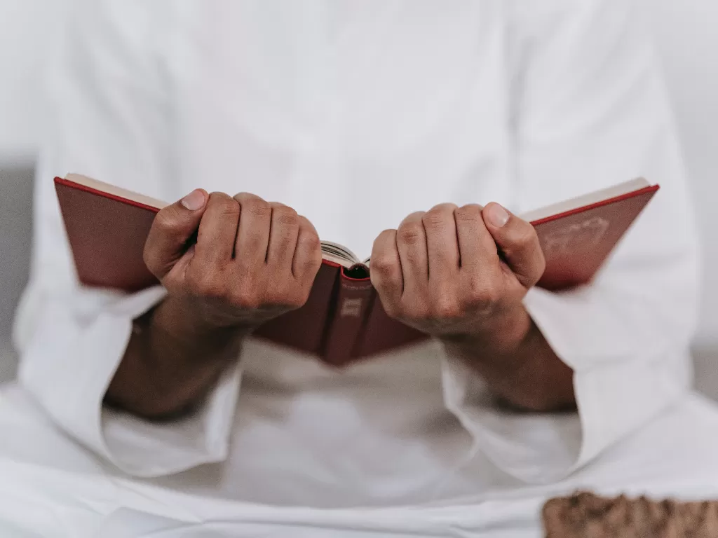 Ilustrasi membaca niat puasa ganti Ramadhan (photo/pexels/@michael-burrows)