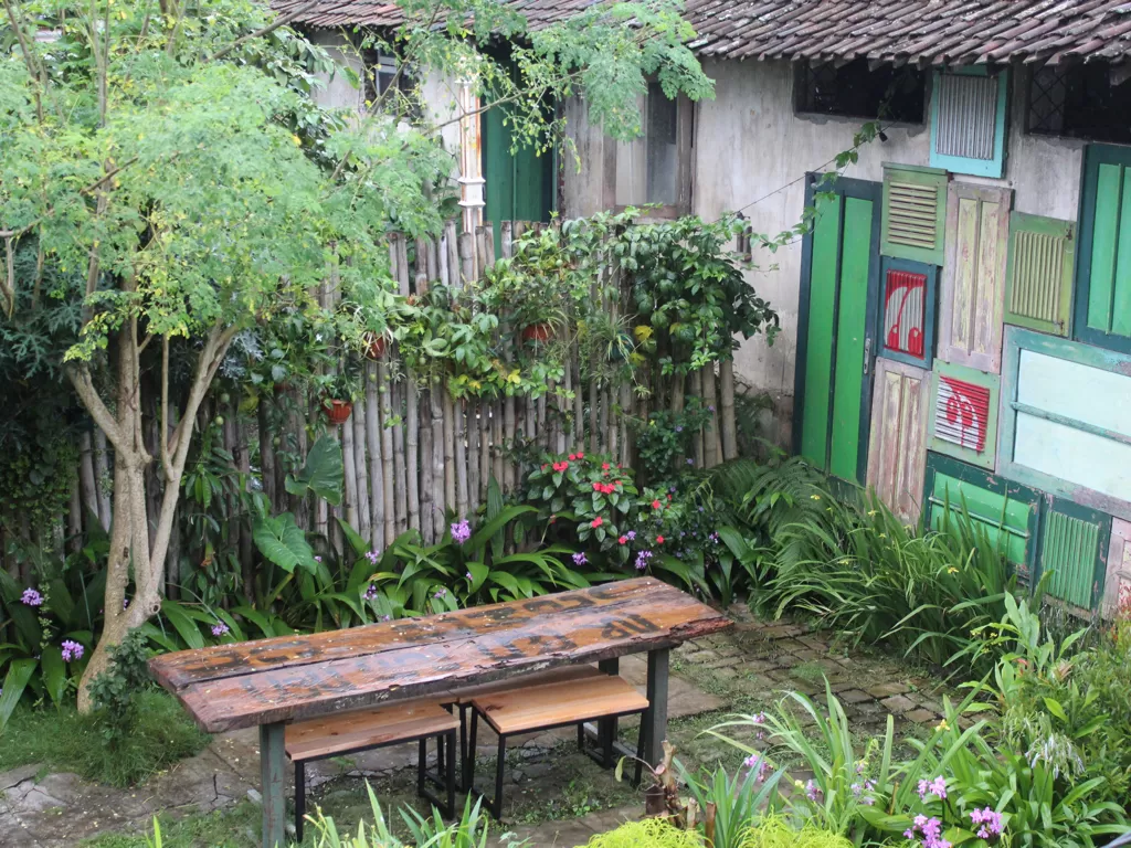 Resto ala kebun belakang rumah dengan view Gunung Kawi (Muhammad Hamdan/IDZ Creators)