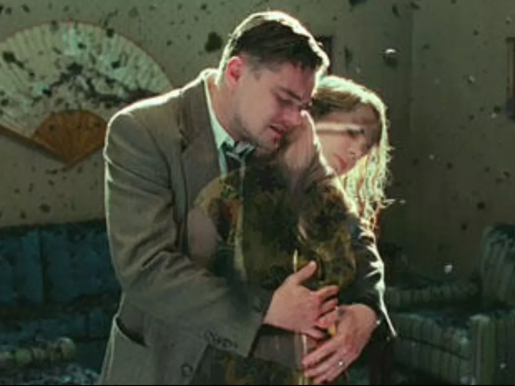 Tokoh Teddy Daniels alias Andrew Laeddis (diperankan Leonardo DiCaprio) dalam film 'Shutter Island' memeluk tokoh Rachel Solando. (Foto: IMDB)