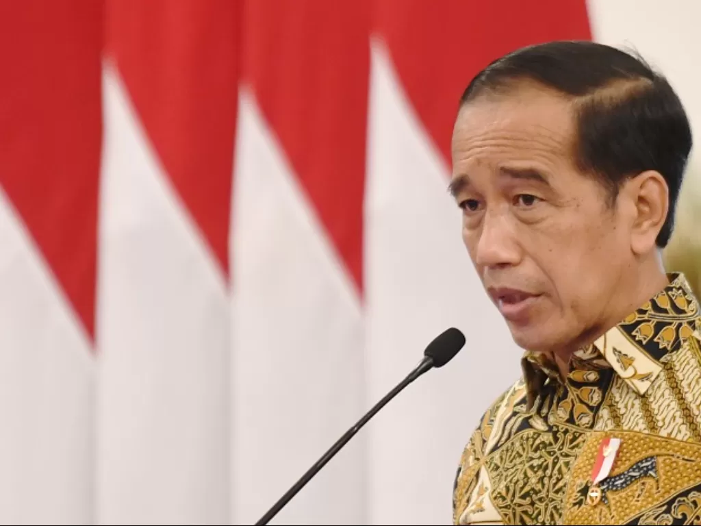 Presiden Joko Widodo memberikan arahan saat memimpin rapat terbatas (Ratas) di Istana Negara. (ANTARA FOTO/Hafidz Mubarak A)