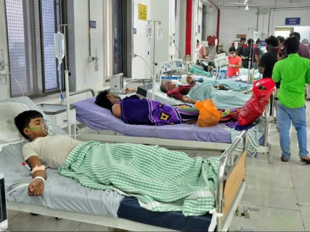 Sejumlah pekerja sebuah pabrik di India, dibawa ke rumah sakit setelah menghirup gas beracun dari limbah kimia. (REUTERS/Stringer)