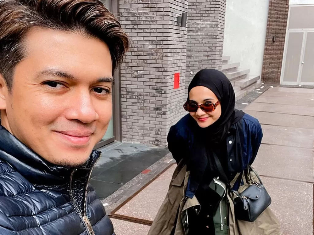 Penyanyi dan produser film Irwansyah bersama istrinya, Zaskia Sungkar. (Instagram/@irwansyah_15)