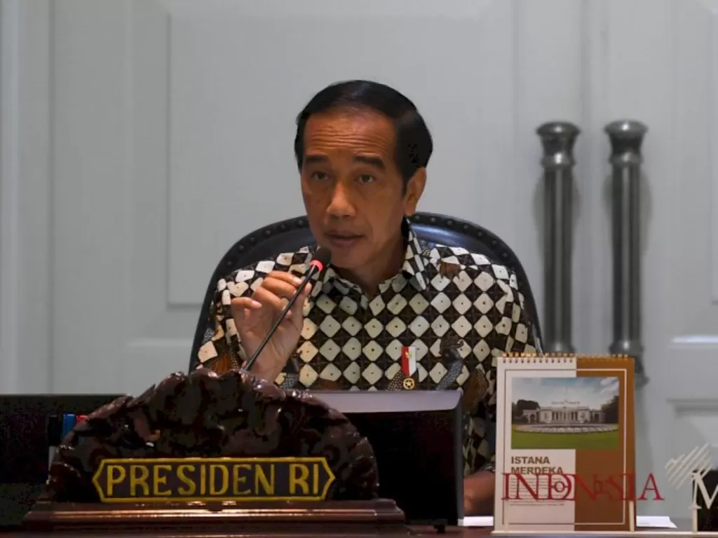 Presiden Joko Widodo saat memimpin rapat terbatas terkait evaluasi pemberlakuan pembatasan kegiatan masyarakat (PPKM) di Kantor Presiden, Jakarta, Senin (3/1/2022). (ANTARA FOTO/Sigid Kurniawan)