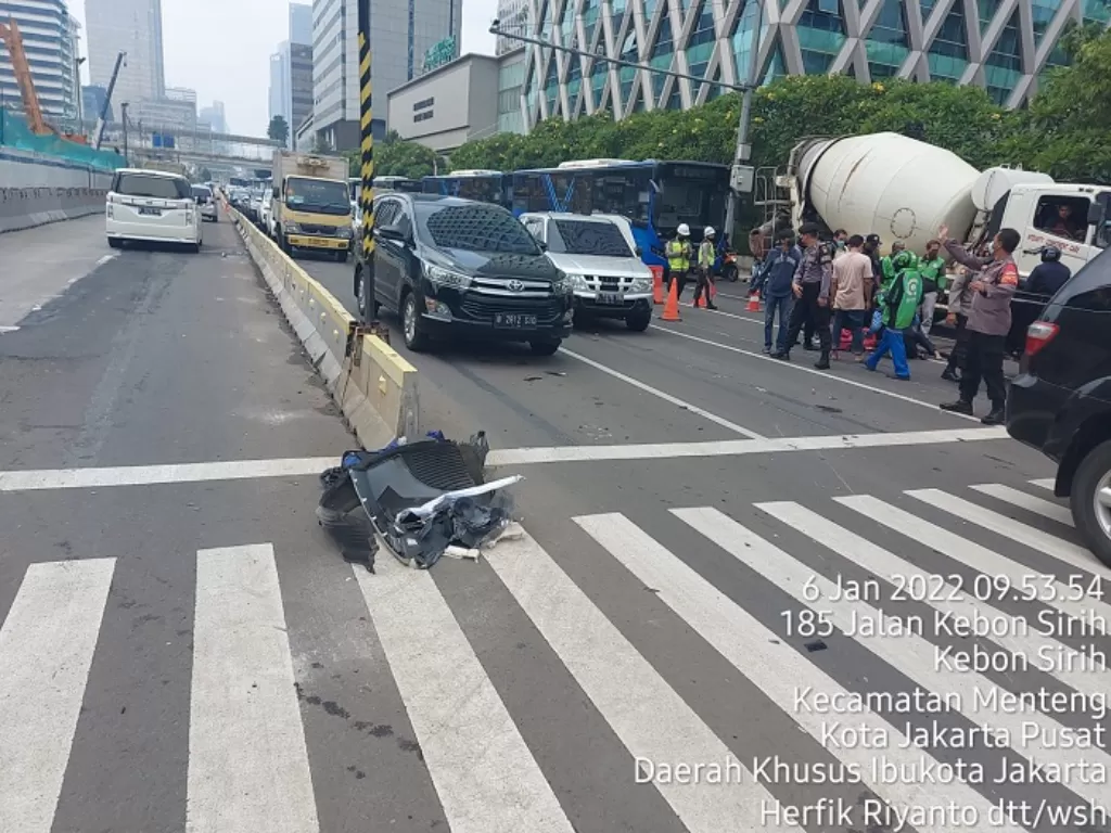 Kecelakaan lalu lintas di Kebon Sirih, Jakarta Pusat. (Twitter/@tmcpoldametro)