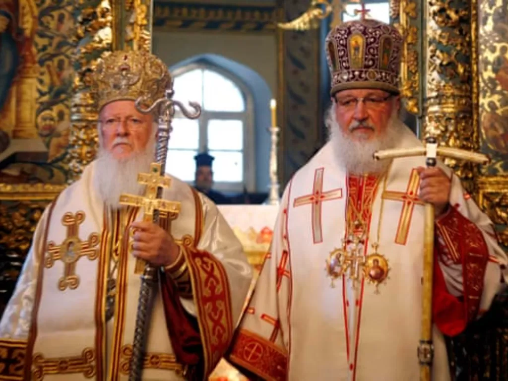 Bartholomew I dari Konstantinopel dengan pemimpin Ortodoks Rusia, Patriark Kirill. (REUTERS/Osman Orsal)