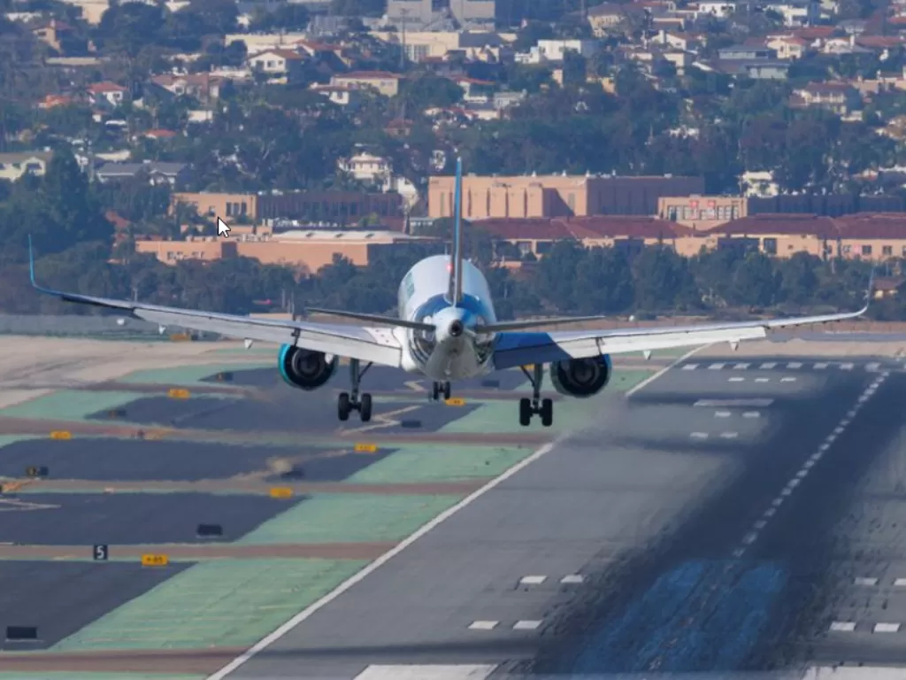 Sebuah pesawat komersial mendekat untuk mendarat di Bandara Internasional San Diego saat perusahaan telekomunikasi AS, maskapai penerbangan, dan FAA terus membahas dampak potensial layanan nirkabel 5G pada elektronik pesawat di San Diego, California, AS, 