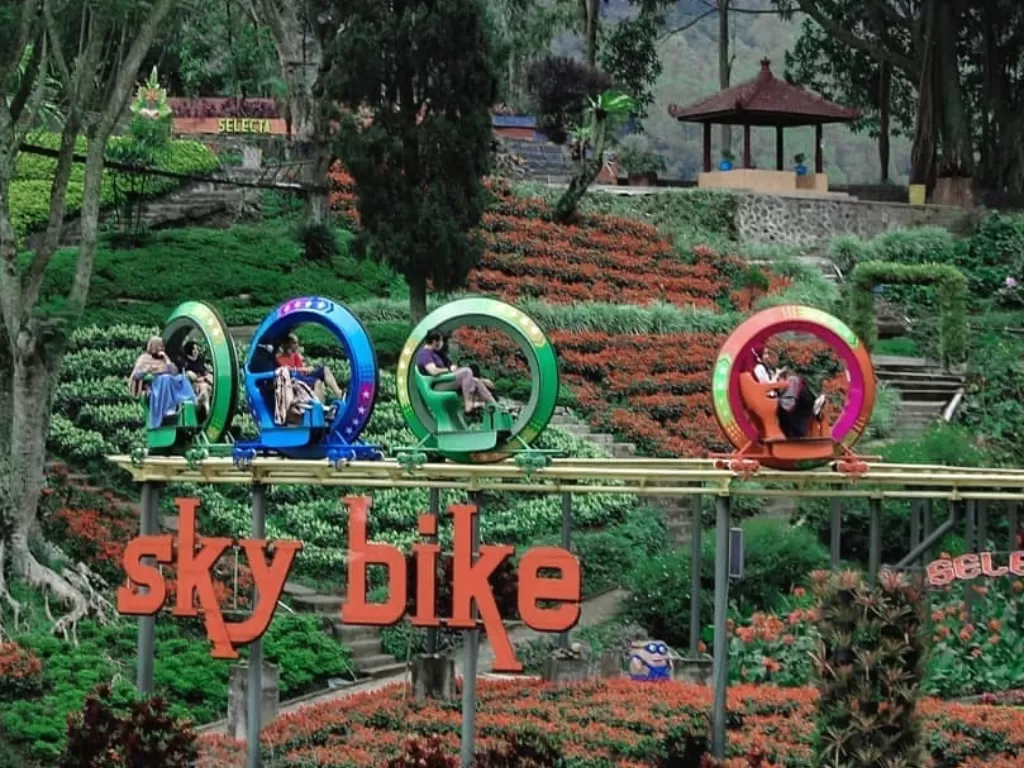Atraksi sepeda layang di Taman Rekreasi Selecta, Batu (Hasan Syamsuri/IDZ Creators)