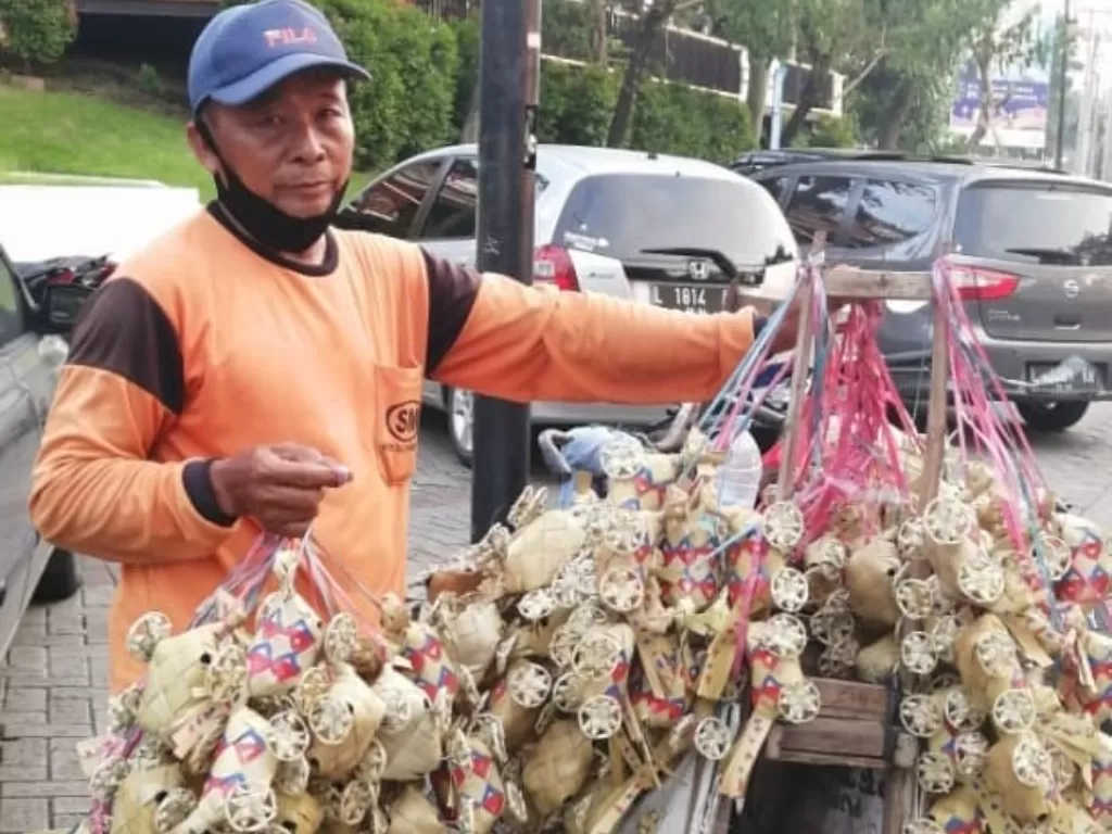 Pak Lampit (57 tahun), penjual mainan tradisional di Surabaya. (Foto: Instagram @rizkey_pradana)