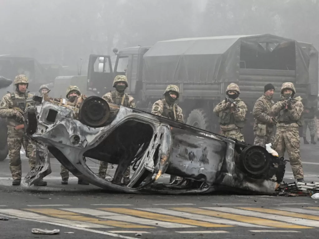 Petugas keamanan bersiaga saat kerusuhan di Kazakhstan. (REUTERS/Mariya Gordeyeva)