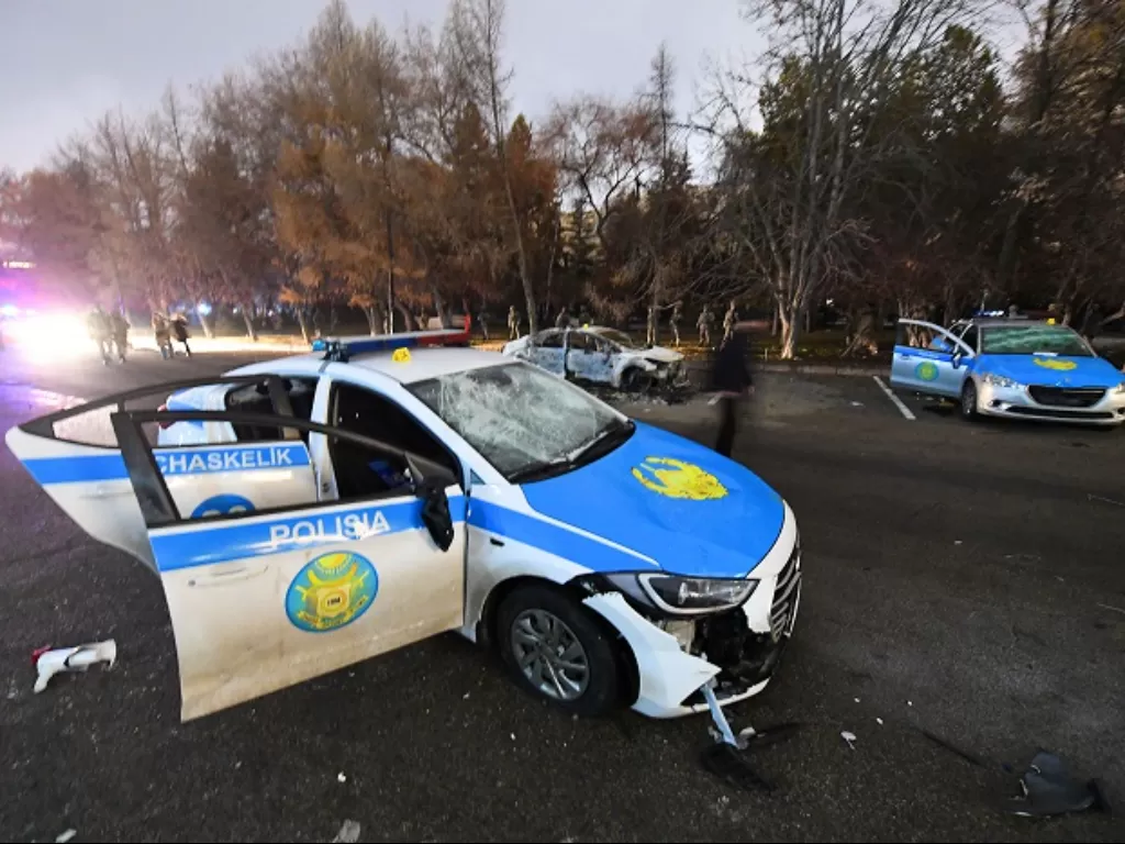 Mobil kepolisian Kazakhstan jadi korban kericuhan di Almaty. (REUTERS/Stringer)