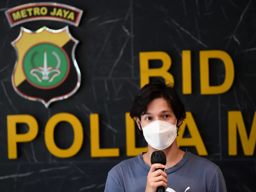 Aktor Naufal Samudra memberikan pernyataan kepada wartawan saat rilis kasus di Polda Metro Jaya, Jakarta. (ANTARA FOTO/Sigid Kurniawan)
