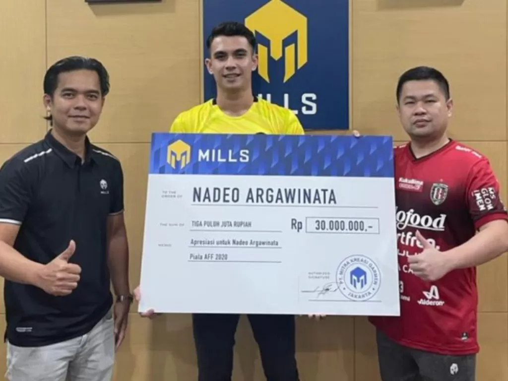 Penjaga gawang timnas Indonesia Nadeo Argawinata (tengah) saat menerima bonus dari Mills di Jakarta, Kamis (6/1/2022).(ANTARA/HO-Mills)