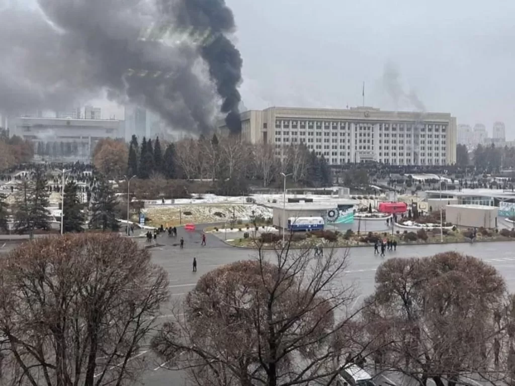 Kondisi ibukota Kazakhstan, Almaty dipenuhi kepulan asap saat kerusuhan terjadi. (Instagram/almiratursyn)