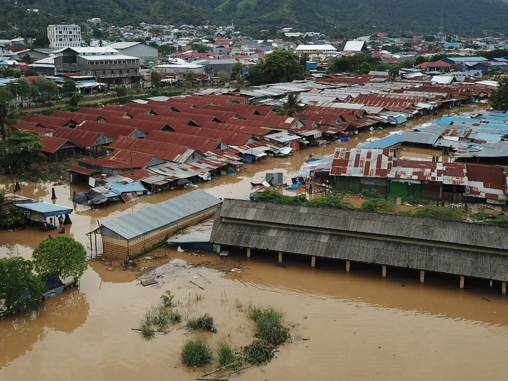 Suasana Pasar Youtefa yang terendam banjir di Abepura, Jayapura, Papua, Jumat (7/1/2022). (ANTARA FOTO/Fredy Fakdawer)