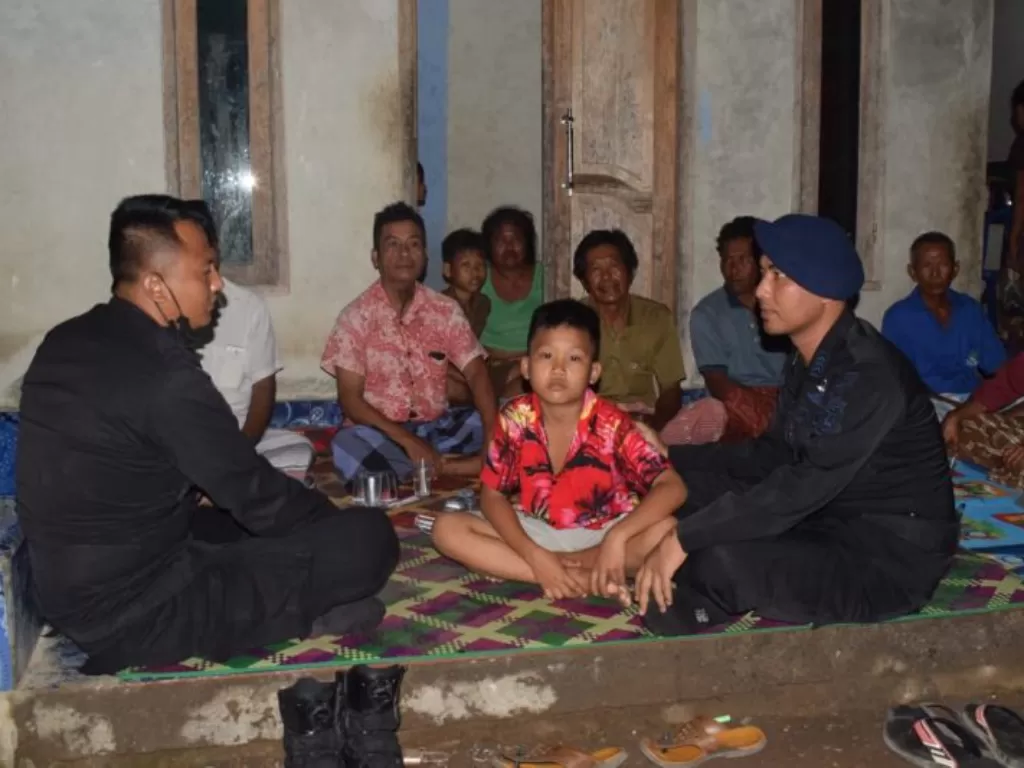 Faris (tengah) saat diserahkan kepada keluarga oleh anggota brimob polres Lombok Tengah yang melakukan penjagaan di Sirkuit Mandalika (Dok. Humas Polres Lombok Tengah)