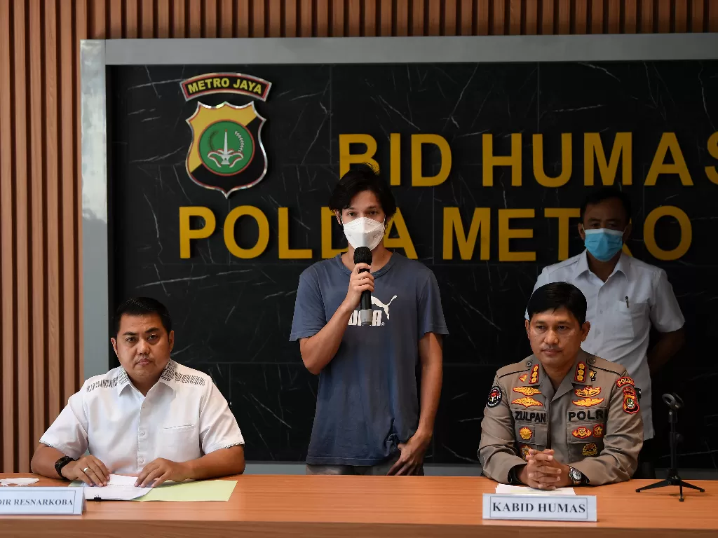 Aktor Naufal Samudra memberikan pernyataan kepada wartawan saat rilis kasus di Polda Metro Jaya, Jakarta. (ANTARA FOTO/Sigid Kurniawan)