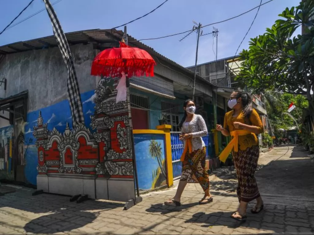 Sejumlah warga melintasi kawasan kampung Bali, Harapan Jaya, Bekasi, Jawa Barat, (9/9/2020). (ANTARA FOTO/Fakhri Hermansyah)