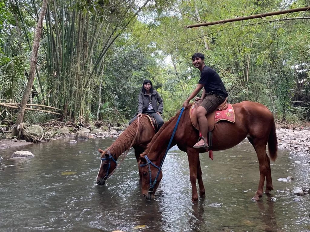 Latihan berkuda sambil menikmati hutan bambu (Dada Sabra Sathilla/IDZ Creators)