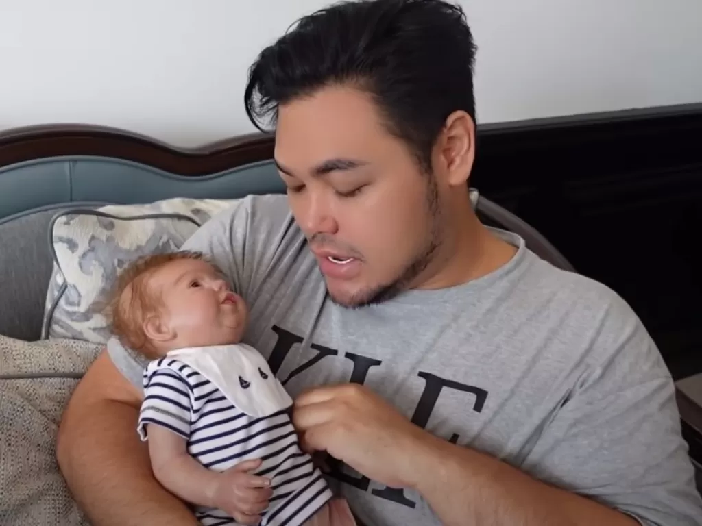 Ivan Gunawan gendong boneka bayi miliknya. (YouTube/Ivan Gunawan)