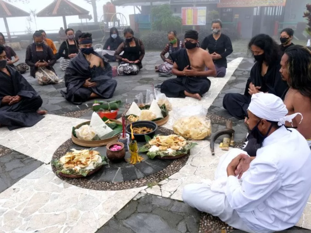 Sejumlah penghayat kepercayaan Pahoman Sejati melakukan ritual Sesaji Pisungsung Gunung saat memperingati 10 tahun erupsi Gunung Merapi, Senin (26/10/2020). (Foto: Antara/Anis Efizudin)