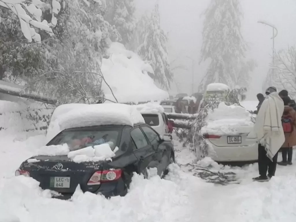 Mobil pengunjung tertimbun salju. (Reuters/PTV)