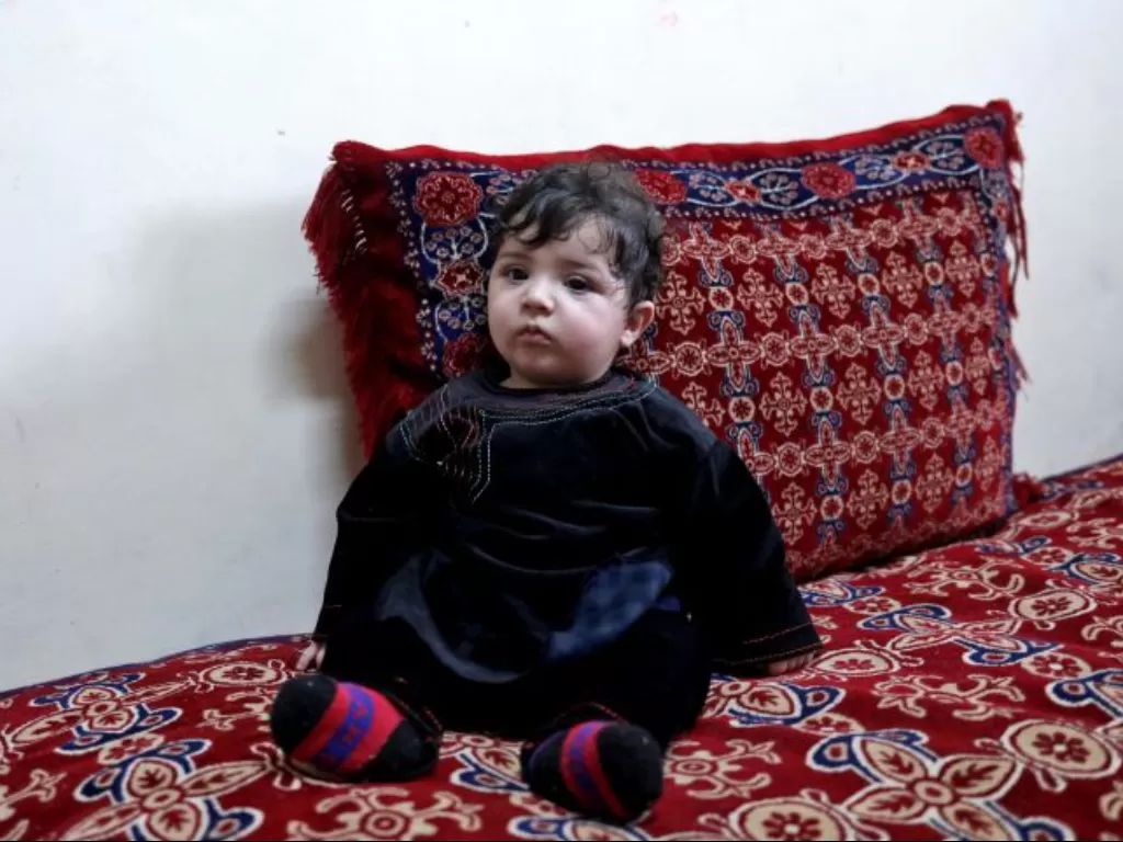 Sohail Ahmadi, bayi asal Afghanistan hilang saat kekacauan di Kota Kabul. (REUTERS/Ali Khara)