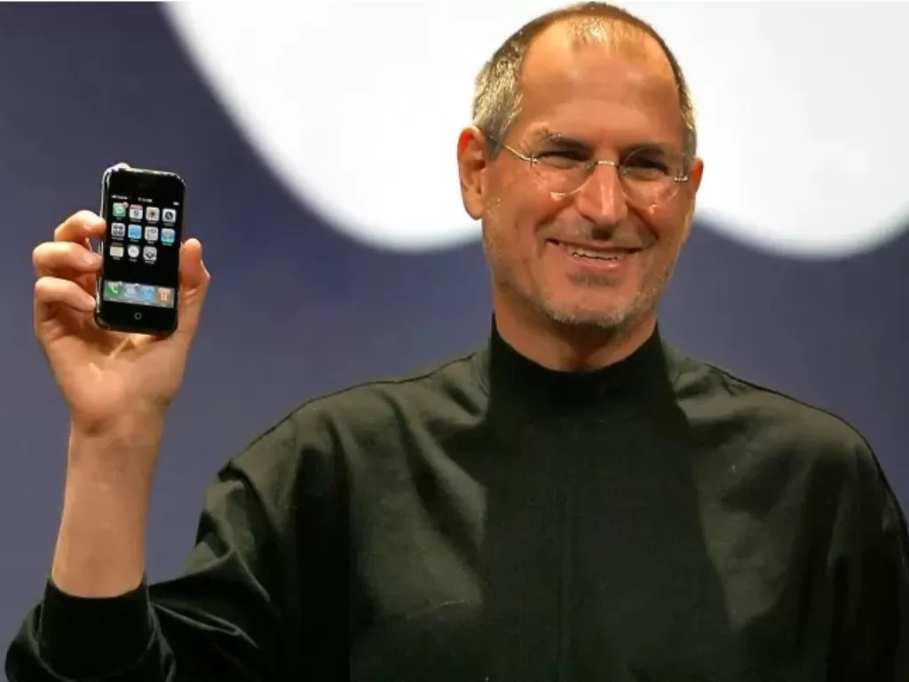 Steve Jobs memperkenalkan iPhone generasi pertama pada 9 Januari 2007 (History)