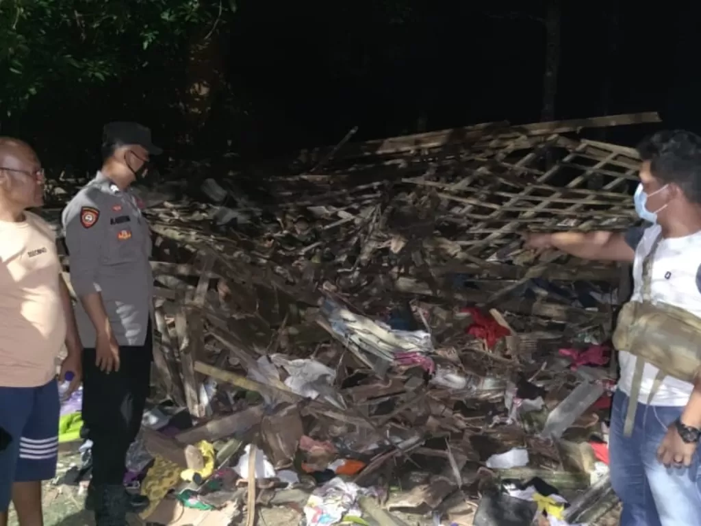 Puing-puing bangunan rumah di Banten skibat ledakan, Minggu (9/1/2022) malam. (Dok. Humas Polda Banten)