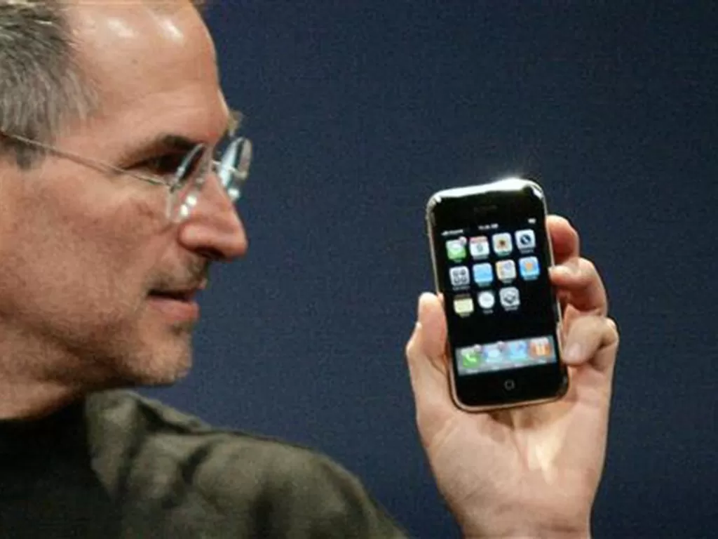 Steve Jobs rilis iPhone generasi pertama. (REUTERS/Kimberly White)