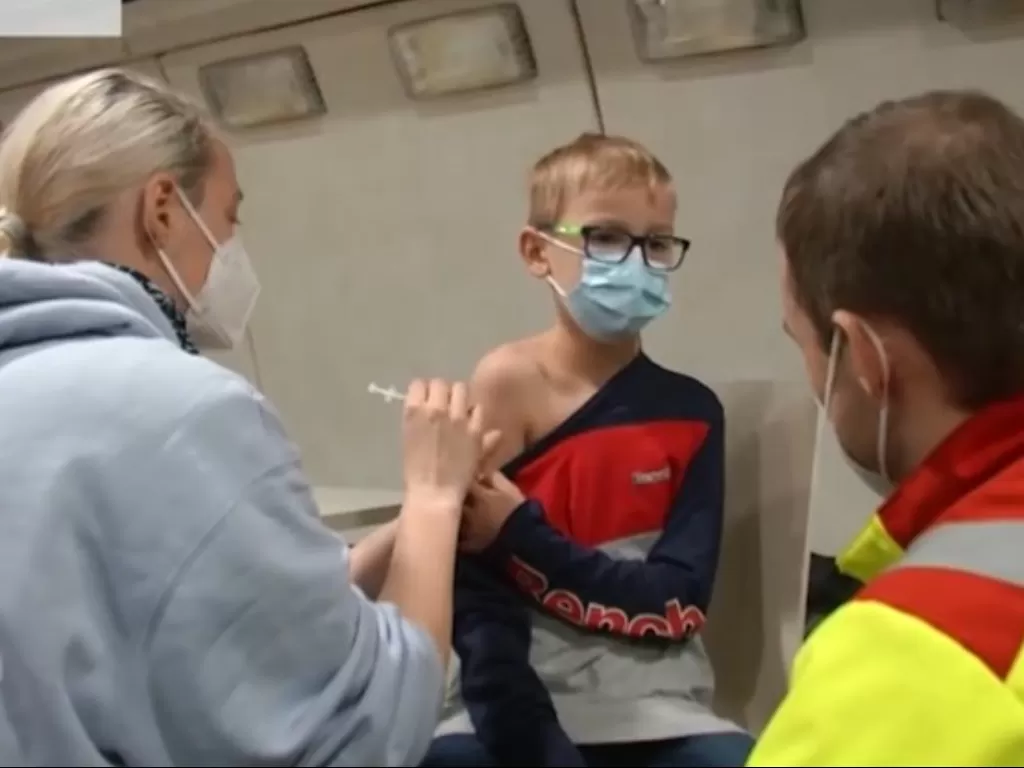Vaksinasi di dalam pesawat. (Euro News)