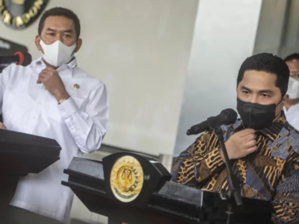 Menteri BUMN Erick Thohir (kanan) bersama Jaksa Agung ST Burhanuddin (kiri) menyampaikan keterangan pers di Komplek Perkantoran Kejaksaan Agung, Jakarta, Selasa (11/1/2022). (ANTARA FOTO/Aprillio Akbar)