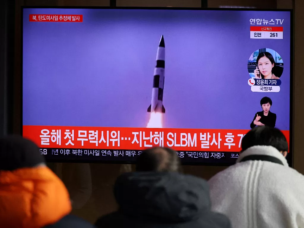 Warga Korsel menyaksikan Korut meluncurkan rudal di telivisi. (REUTERS/Kim Hong-Ji)