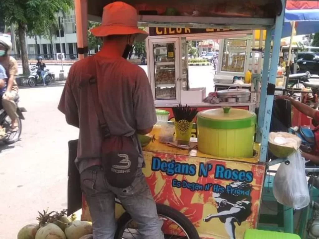 Spanduk pedagang es kelapa ini bikin salfok. (Twitter/@nocontextwarung)