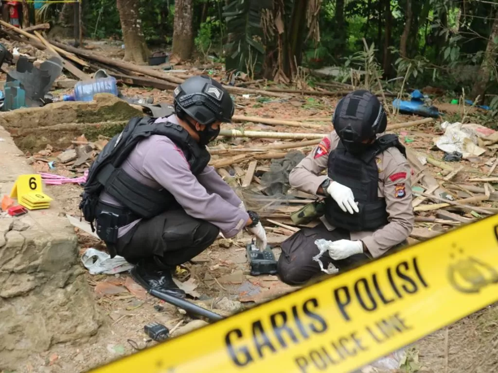 Olah TKP dalam insiden ledakan di sebuah rumah di Banten (Dok Humas Polda Banten)