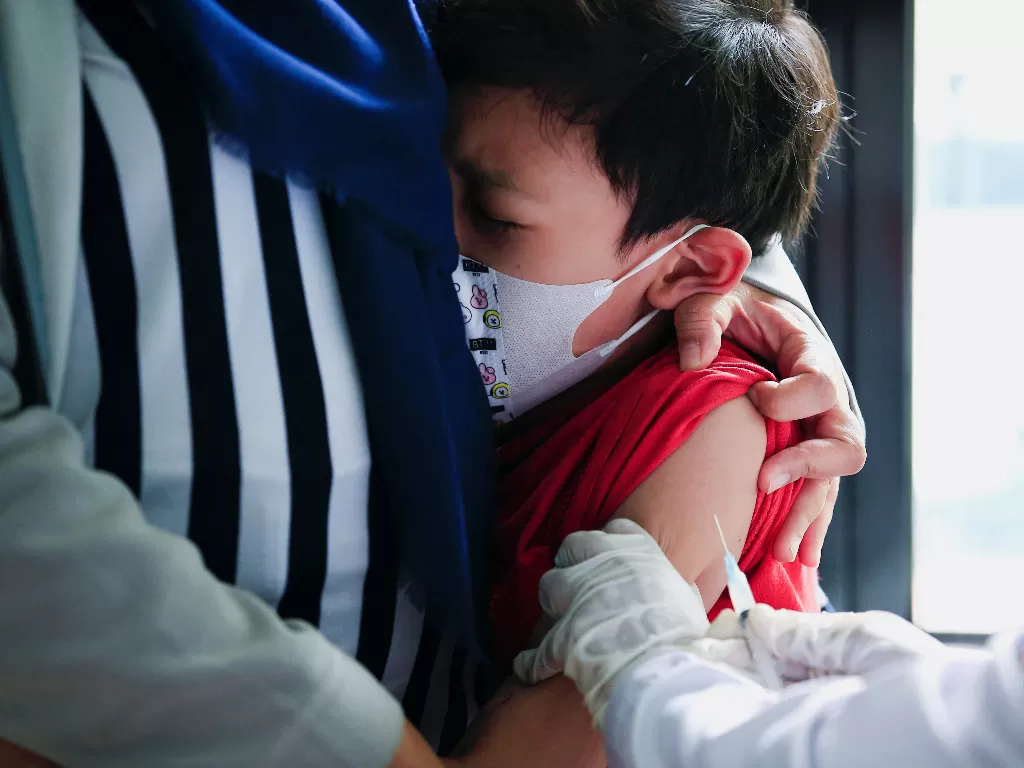 Ilustrasi seorang anak menerima vaksin COVID-19. (REUTERS/Willy Kurniawan)