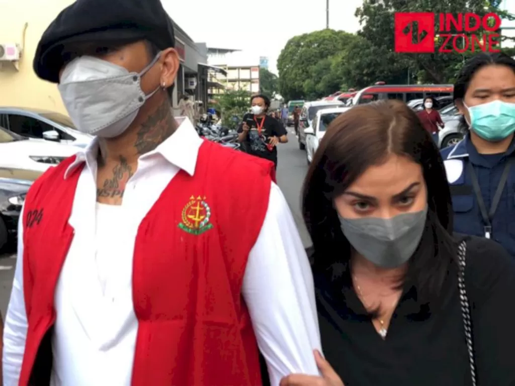 Jerinx mengenakan baju tahanan di Polda Metro Jaya, Jakarta ditemani sang istri, Nora Alexandra. (INDOZONE/Samsudhuha Wildansyah)